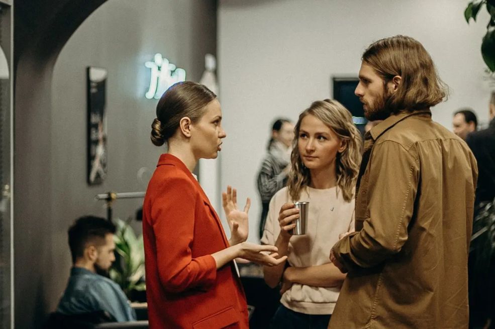 Zaštitite svoju energiju: Prepoznajte „fejk“ ljude pomoću ovih 7 znakova