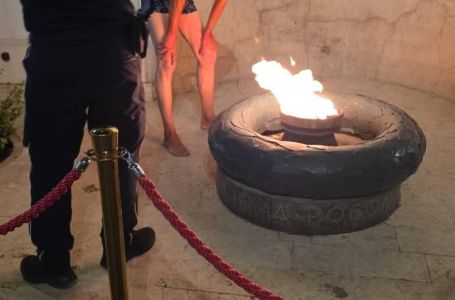 Incident u Sarajevu: Muškarac se skinuo ispred Vječne vatre, policija intervenisala