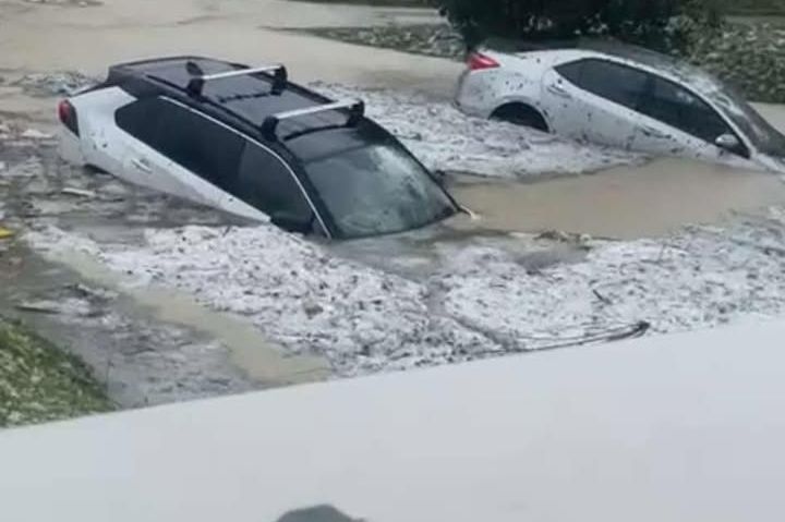 Jaka oluja u regionu, automobili pod vodom: Vjetar rušio drveće!