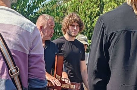 Student doveden u lancima na sahranu oca: Prije šest dana stupio u štrajk glađu