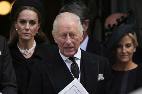 Historijski trenutak na tužnom ispraćaju: Kralj Charles prekršio stoljetnu tradiciju