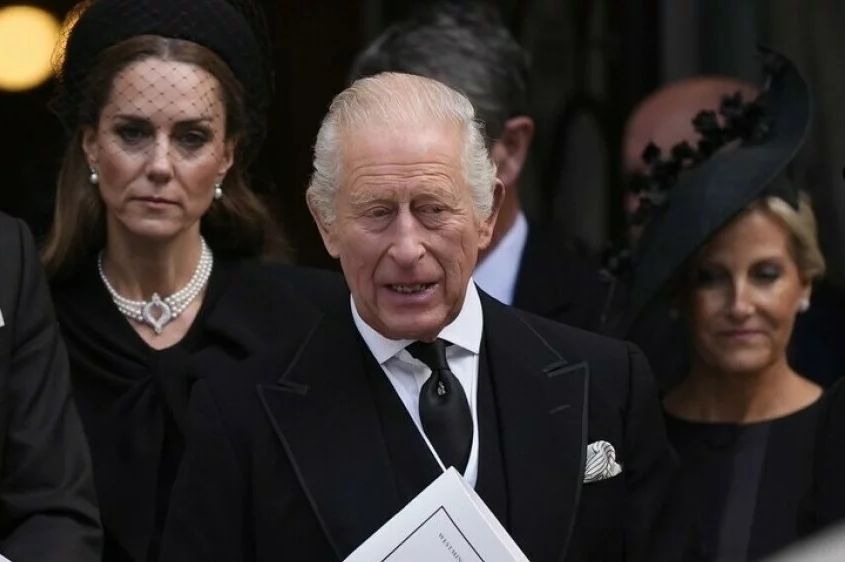 Historijski trenutak na tužnom ispraćaju: Kralj Charles prekršio stoljetnu tradiciju