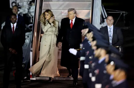 Čitačica s usana analizirala šta je Trump rekao Melaniji čim su sletjeli u London