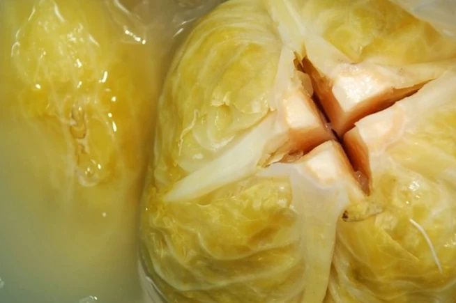 Jednostavan trik da spasite presoljeni KISELI KUPUS: Samo dodajte ovo u bure, napraviće čudo