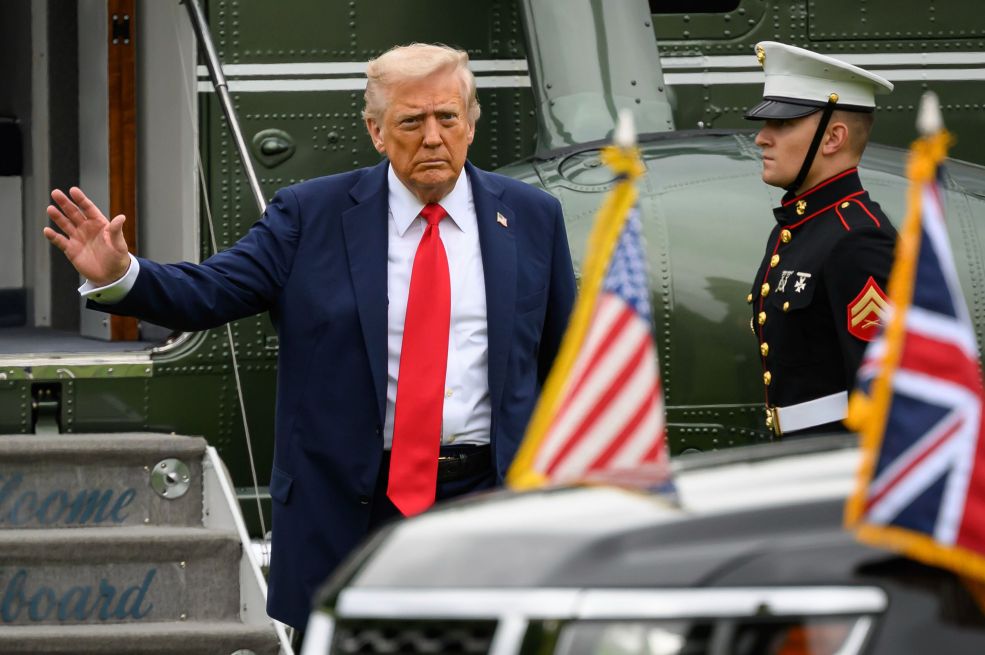 Drama u Velikoj Britaniji: Helikopter u kojem su bili Trump i Melanija prinudno sletio