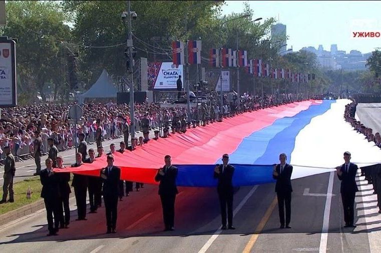 Peh sa zastavom na paradi Srbije, svi se pitaju: "Kako je moguće da se ovo desilo?"