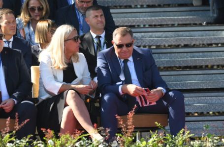 Dodik sa delegacijom iz RS-a sklonjen u stranu, evo kome je pripala centralna loža pored Vučića