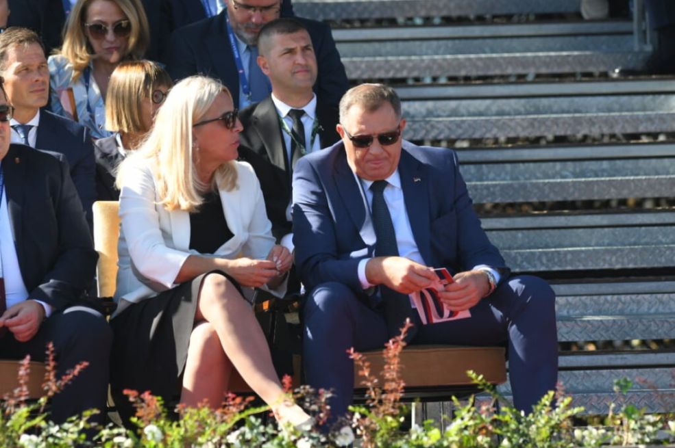 Dodik sa delegacijom iz RS-a sklonjen u stranu, evo kome je pripala centralna loža pored Vučića