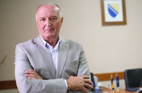 HELEZOVA PORUKA VUČIĆU I NJEGOVOJ "PARADI": "Novih granica neće biti, BiH se ne plaši oružja iz..."