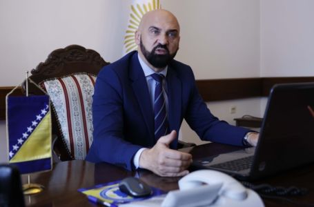 ISAK ODGOVORIO NA VUČIĆEVE IZJAVE: "Onaj ko vlastiti narod guši pendrecima teško da ikome može..."