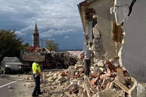 Katastrofa kod Kopra: Kamion se zabio u kuću – dvoje ljudi se bori za život!