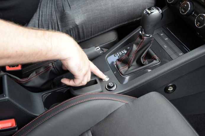 Skriveno dugme u autu vas može spasiti u najkritičnijem trenutku: Mnogi ne znaju ni gdje se nalazi