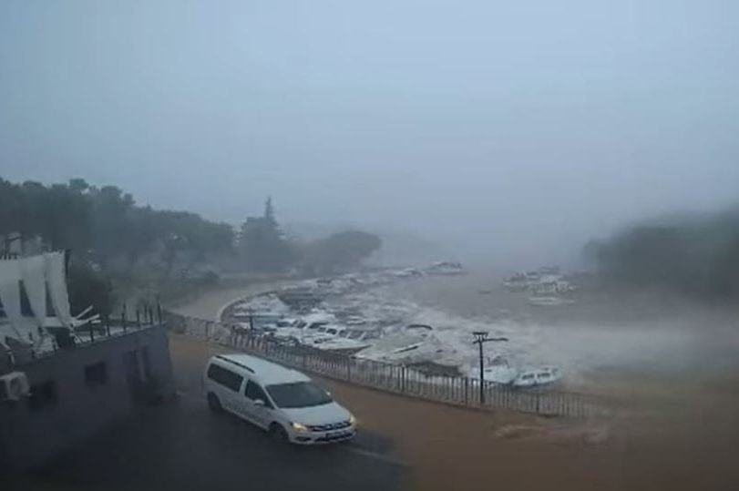 Region pokosilo žestoko nevrijeme, zatvoren dio Jadranske magistrale: Izdat crveni meteoalarm!