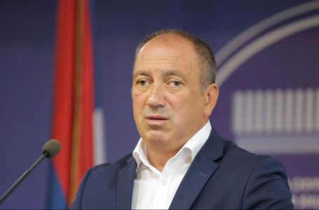 Crnadak ismijao vlast u NSRS-u: Jedan vic, a haos u sali!