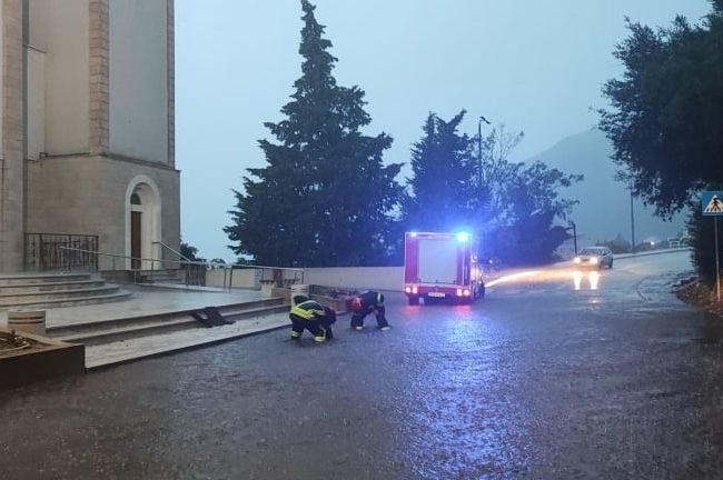Neum pod vodom: Kiša izazvala poplave i odrone, vatrogasci na terenu