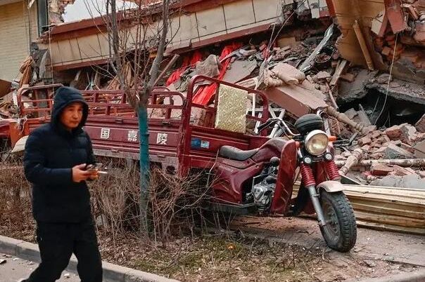 Razoran zemljotres u Kini razbacao crijepove, rušio kuće...