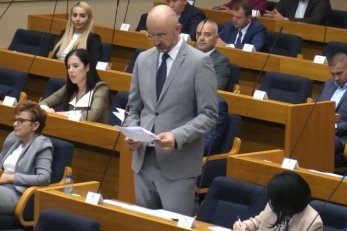 Cirkus u NSRS: SNSD-ovci pustili Dodika niz vodu (VIDEO)