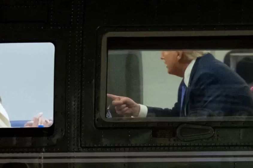 Čitači s usana otkrili o čemu su Trump i Melania razgovarali: "Donalde, pogledaj me"