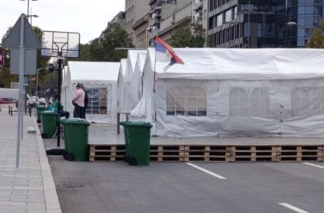 "ĆACILEND" SE PROŠIRIO: Šatori postavljeni u Takovskoj ulici pred protest ispred RTS-a