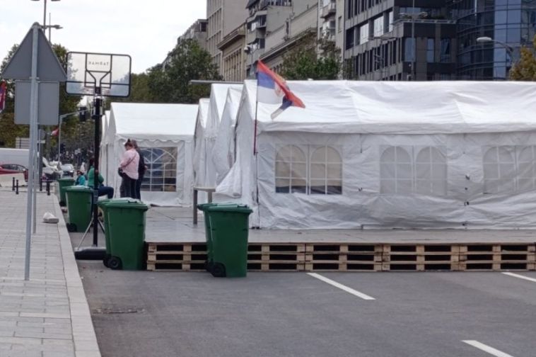 "ĆACILEND" SE PROŠIRIO: Šatori postavljeni u Takovskoj ulici pred protest ispred RTS-a