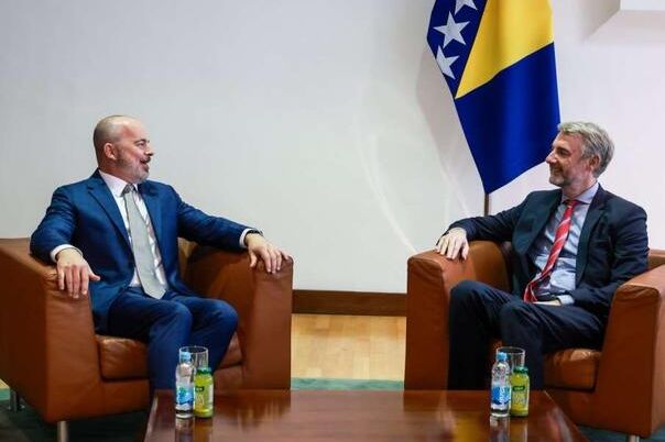 SAD i BiH jačaju veze: Novi otpravnik poslova odmah sjeo za sto s ministrom Fortom!