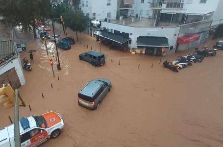 Uragan potopio Ibicu: Voda nosi automobile, ljudi zarobljeni u kućama (VIDEO)
