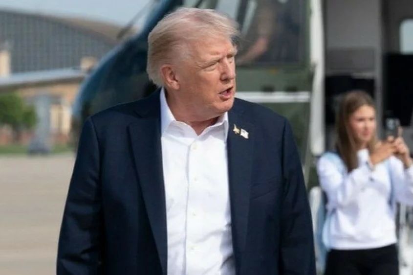 "Šta to nosi na nogama?": Pogledajte cipele Donalda Trumpa o kojima svi pričaju