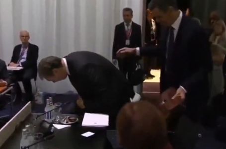 Vučić na samitu u Danskoj zbunjeno tražio svoje mjesto, uspio razbiti stolicu (VIDEO)
