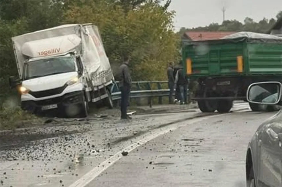 Sudar dva kamiona na putu Živinice-Banovići