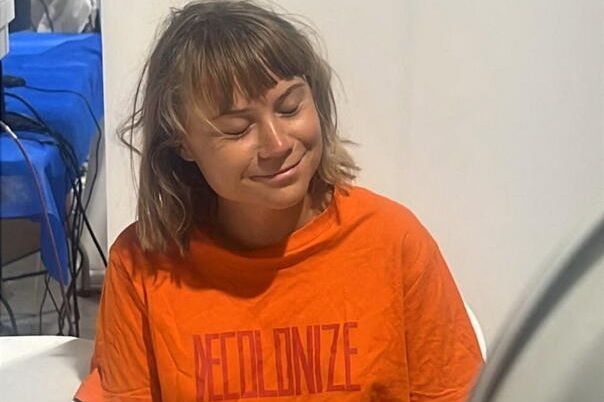 Vukli su Gretu Thunberg za kosu i tjerali je da ljubi izraelsku zastavu