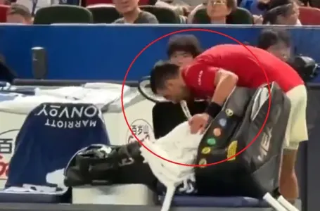Pojavio se šokantan snimak sa Novakovog meča: Đoković počeo da povraća na terenu! (VIDEO)