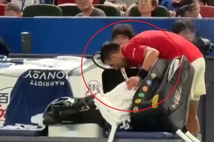 Pojavio se šokantan snimak sa Novakovog meča: Đoković počeo da povraća na terenu! (VIDEO)