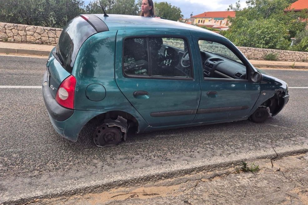 Nevjerovatna scena u Hrvatskoj: Vozila bez guma sa otvorenim gepekom (VIDEO)