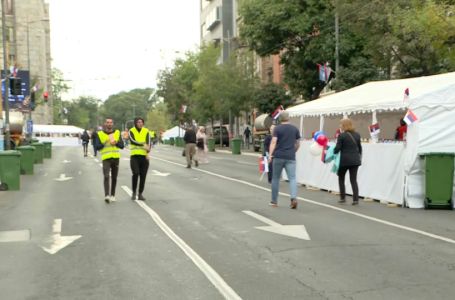 Ćacilend se širi: postavljene metalne konstrukcije ispred Skupštine