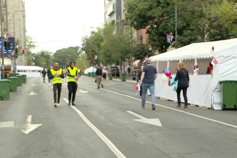 Ćacilend se širi: postavljene metalne konstrukcije ispred Skupštine