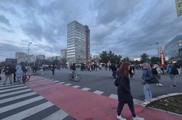 Novosadski zborovi blokirali raskrsnicu: „Oslobodite sve studente i političke zatvorenike“