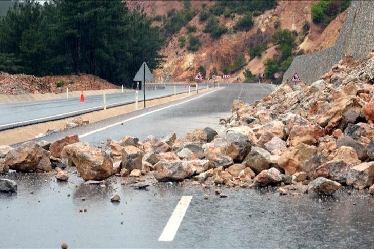 Mjestimično mokar i klizav kolovoz, povećana opasnost od odrona