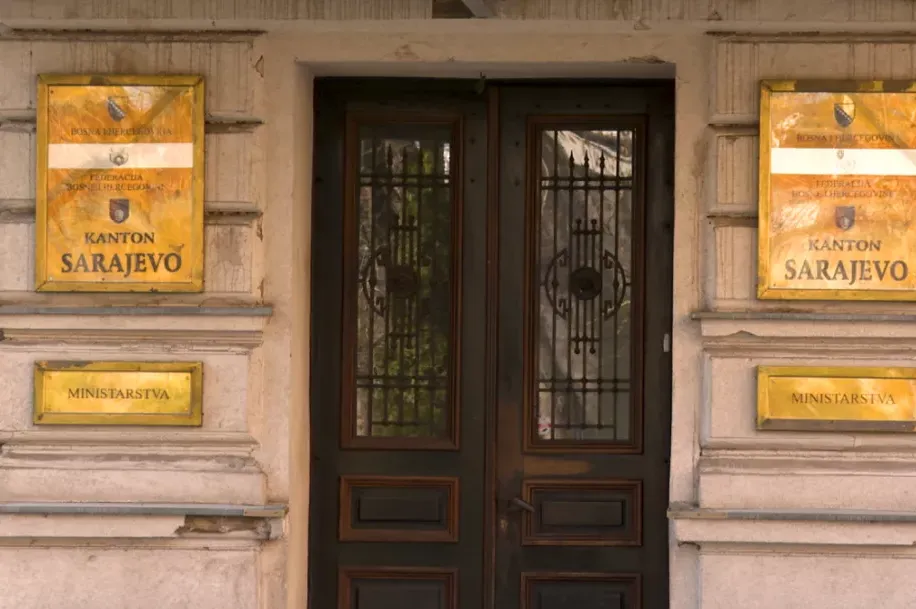 Vlada KS odgovorila sindikatima: Tehnološki napredak mijenja pristup kadrovskoj politici