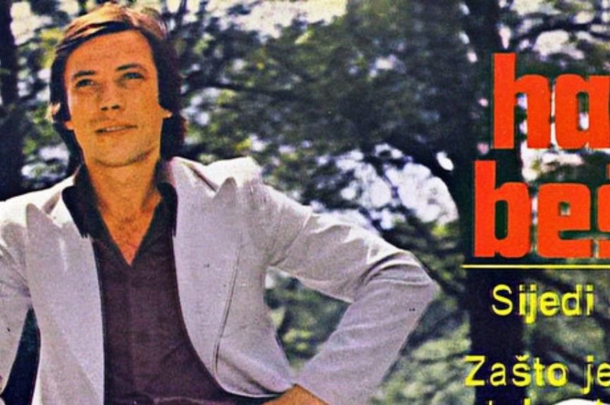 Halid je svoju prvu pjesmu objavio 1979.: Rijetki znaju koja je to