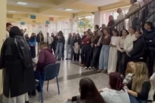 Dirljiv oproštaj: Učenici u Zenici zapjevali Halidovu “Romaniju” u holu škole!