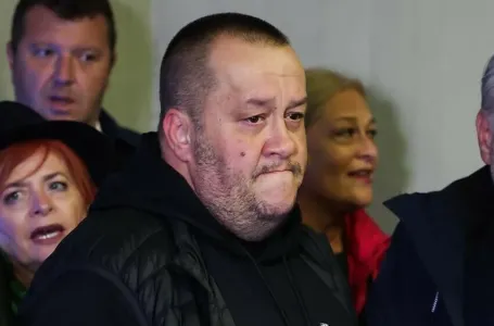 Ko je sin jedinac Halida Bešlića, sinoć stigao ispred Doma mladih:Zadesila ga slična sudbina kao oca