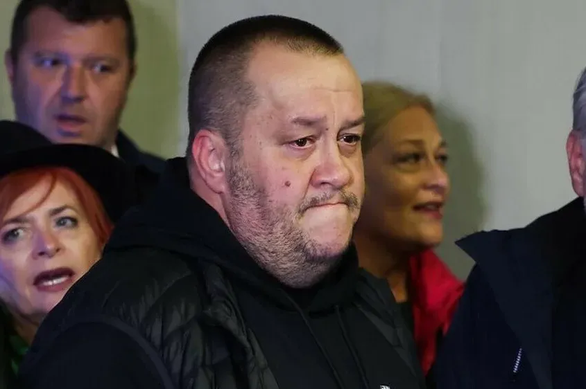 Ko je sin jedinac Halida Bešlića, sinoć stigao ispred Doma mladih:Zadesila ga slična sudbina kao oca