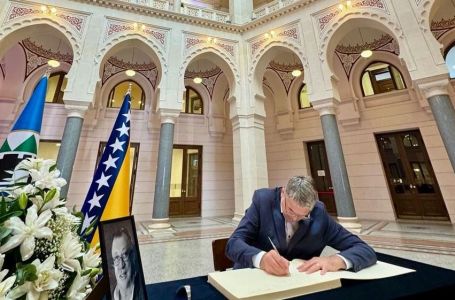 U sarajevskoj Vijećnici otvorena knjiga žalosti povodom smrti Halida Bešlića