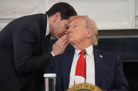 Otkriveno šta je pisalo na papiriću koji je Rubio dao Trampu (VIDEO)