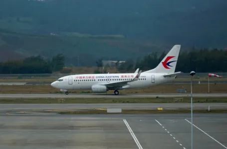 Trump predlaže zabranu kineskim aviokompanijama da lete preko Rusije na američkim rutama