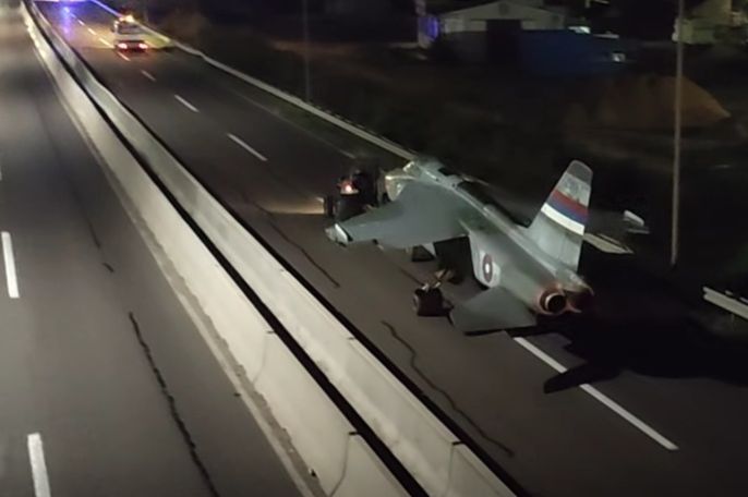 Borbeni avion drumom stigao iz Laktaša u Banja Luku: Pogledajte kako izgleda