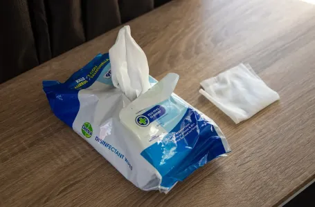 Ubacite vlažnu maramicu u mašinu za pranje veša i gledajte rezultat posle pranja: Nema boljeg trika