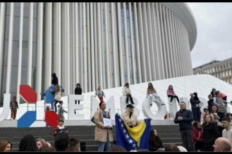 Građani zapjevali Halidove pjesme i u Luksemburgu: "Hej, samo da mi je hladne vode sa Romanije..."