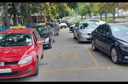 Taksisti na automobile zalijepili Halidove fotografije, vozit građane besplatno na dženazu