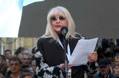 Hanka Paldum kroz suze: "Halid nam i sada poručuje – volite se i budite ljudi"